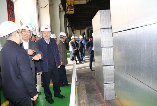 河南省企業(yè)聯(lián)合會、企業(yè)家協(xié)會會長梁鐵山一行到萬基控股集團調(diào)研指導(dǎo)工作