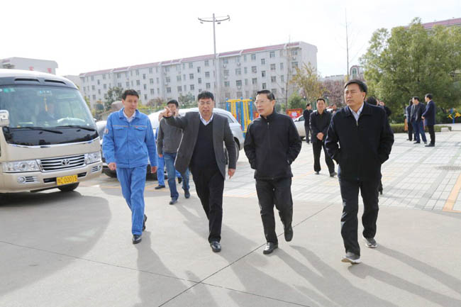 縣委書記劉冠瑜、縣長郅書安到萬基花園一小區(qū)視察指導工作